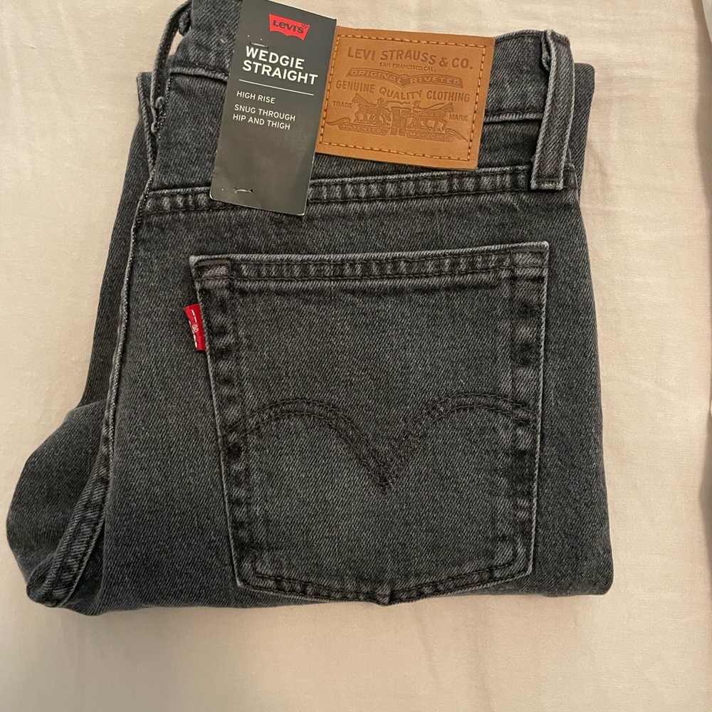 Levi’s Wedgie Straight Jeans sku:349640072. Washed Grey Jeans.